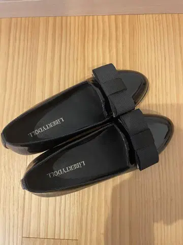 리본 포함 블랙 펌프스 낮은 힐