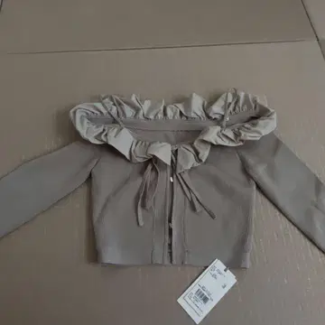 snidel 프릴 오프숄더 풀오버 베이지