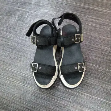 블랙 스트랩 통굽 샌들