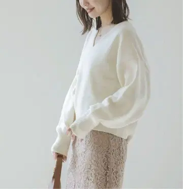 [ 새상품급 ] NOBLE 캐시미어 울 숏 V넥 풀오버 화이트
