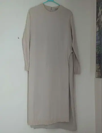 베이지 사이드 슬릿 원피스