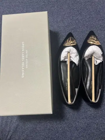 UNITED ARROWS 포인트 버클 펌프스 -우천 겸용-