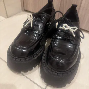 통굽 블랙 로퍼 펄 리본 포함