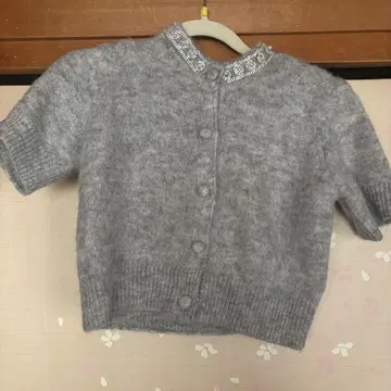 ZARA 비쥬 장식 그레이 반팔 니트