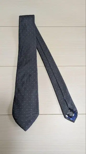 실크 소재 다크 그레이 도트 무늬 넥타이