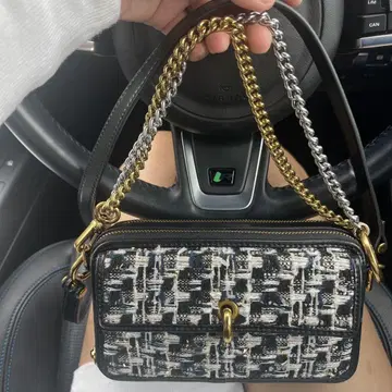 블랙과 화이트 트위드 숄더백