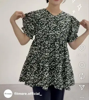 fit more 미니 꽃무늬 퍼프 슬리브 V넥 티어드 상의