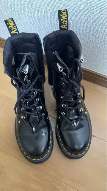닥터마틴 블랙 하이컷 부츠 23cm