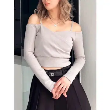 gyda 카슈쿨 디자인 오프숄더 상의