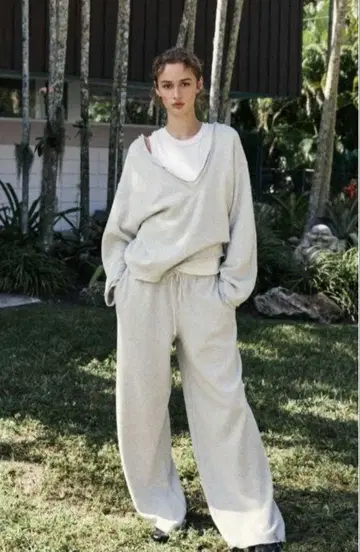 ZARA 소프트 V넥 스웨트 셔츠