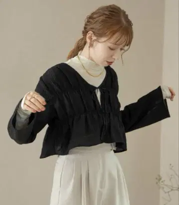 hinari 플레어 슬리브 셔링 블라우스 블랙