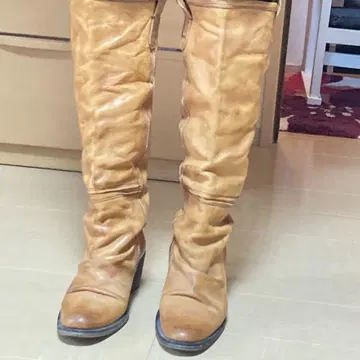 베이지 가죽 롱 부츠 중간 굽
