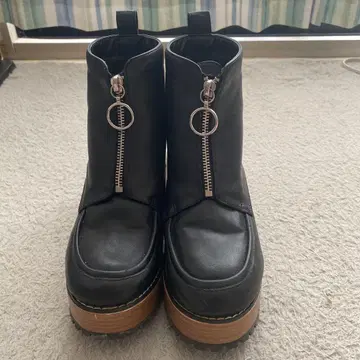 지퍼 달린 통굽 부츠 블랙