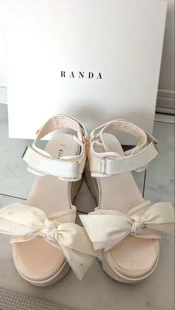 RANDA 통굽 리본 샌들