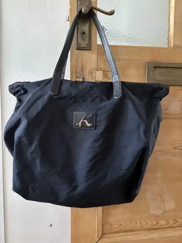 블랙 K 로고 토트백