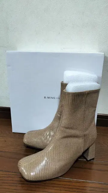 B-MING 크로커다일 패턴 베이지 부츠