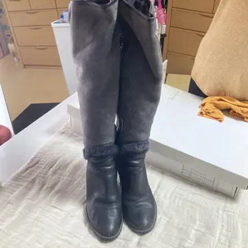 퍼 달린 그레이 롱 부츠