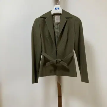 올리브 그린 자켓과 스커트 세트