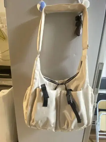 포켓 부착 베이지 숄더백