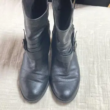 블랙 가죽풍 슬림핏 부츠