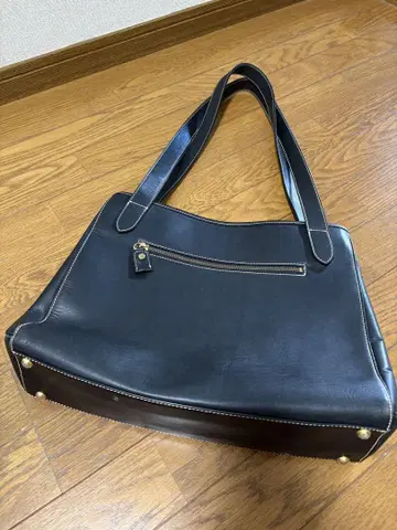 블랙 핸드백 내 포켓 부착
