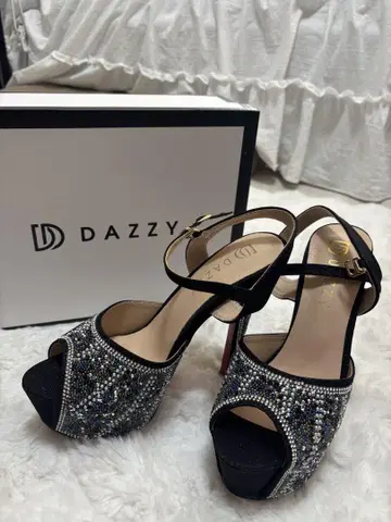 DAZZY 비쥬 장식 블랙 하이힐
