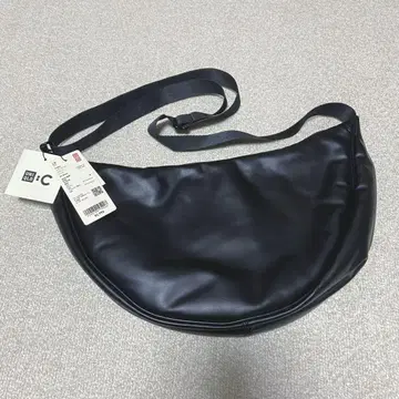 UNIQLO C 레더 터치 라운드 숄더백 블랙