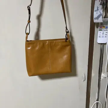A.motion 카멜 소가죽 숄더백