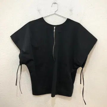 EMMEL REFINES 슬리브리스 상의