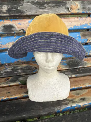 머스타드 색상의 원단을 사용한 햇