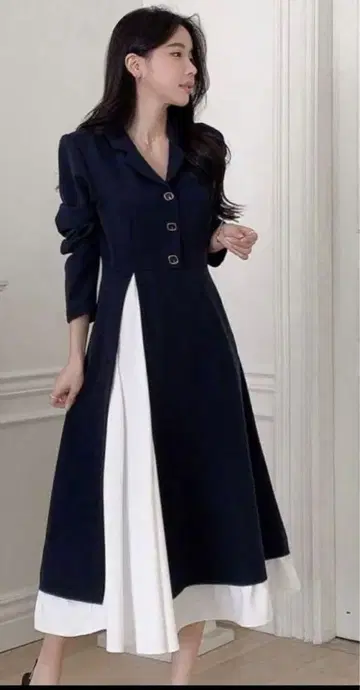 네이비와 화이트의 A라인 원피스