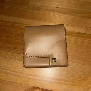 베이지 가죽 이단 접이식 지갑