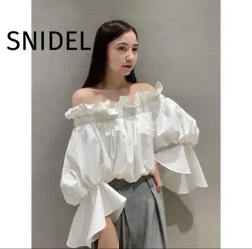 [ SNIDEL ] 오프숄더 크롭 블라우스