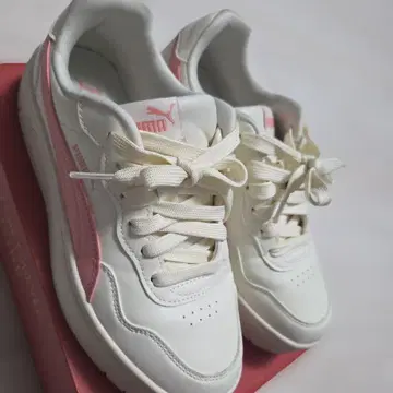 PUMA 화이트/핑크 스니커즈