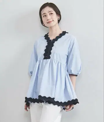 유나이티드 애로우즈 라이트 블루 스캘럽 트리밍 반팔 블라우스
