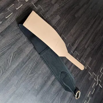 베이지와 블랙의 가죽 벨트