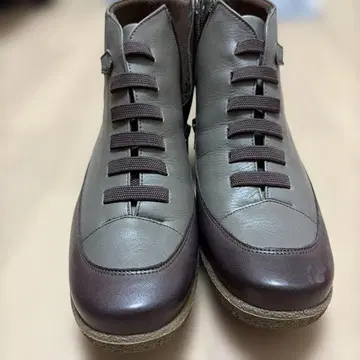 그레이와 브라운의 하이컷 스니커즈