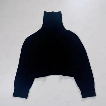두지엠 클라세 크롭 터틀넥 풀오버 블랙 캐시미어 혼방