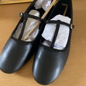블랙 T 스트랩 플랫슈즈