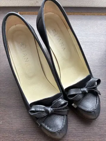DIANA 블랙 리본 포함 중간 힐 펌프스