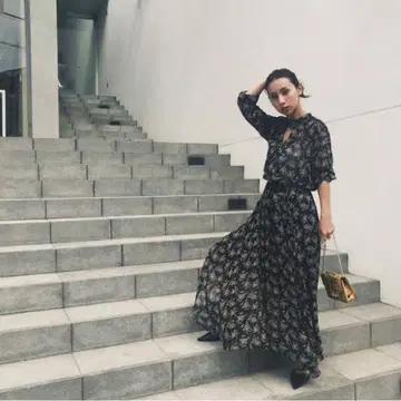 AMERI VINTAGE FLOWER SLIT DRESS