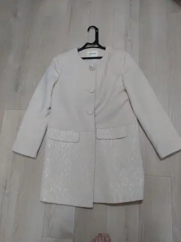 화이트 노카라 코트