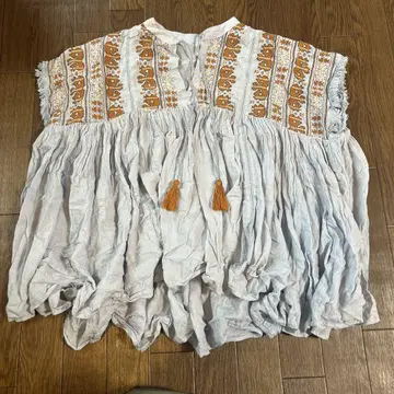 니코앤드 거즈 자수 블라우스