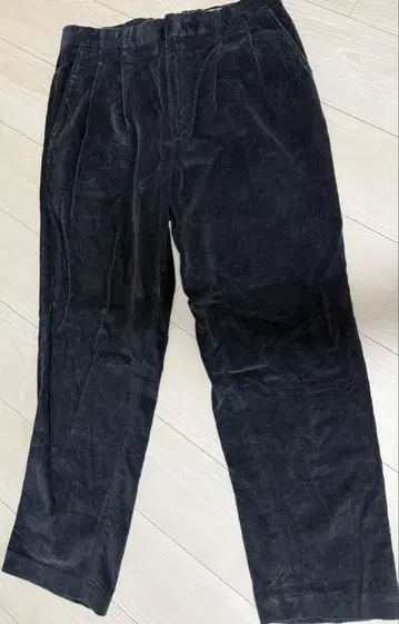 블루 블랙 코듀로이 팬츠 백 포켓 부착