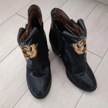 에스타시온 자수 장미 디자인의 블랙 숏부츠