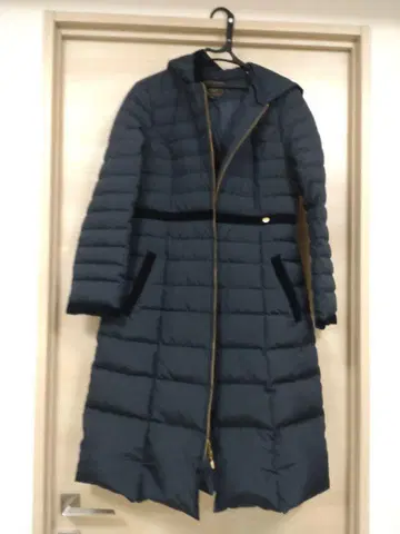 후드 부착 다크 그레이 긴팔 다운 자켓
