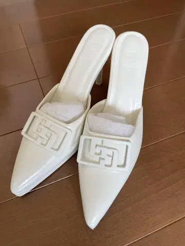 화이트 스틸레토 샌들