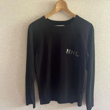 MHL. 가슴 포켓 로고 티셔츠