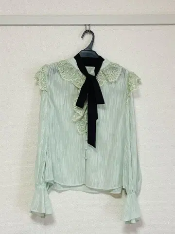 [ Lily Brown ] 민트색 레이스 리본 플레어 소매 블라우스