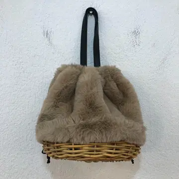 마르쉐 MARCHER 퍼 달린 바스켓백 베이지